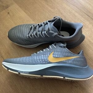 Nike Men's Air Pegasus Zoom 37 Running Shoes- Size 11- Grey with Gold Swoosh